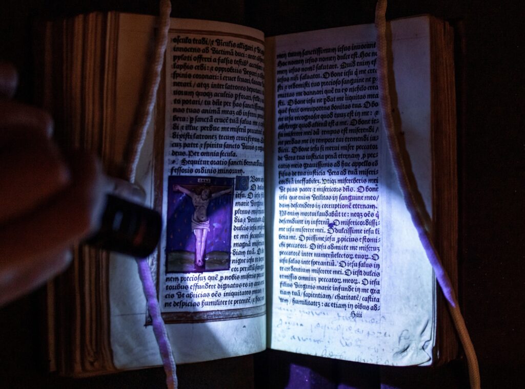 Ultraviolet light on Anne Boleyn's prayerbook