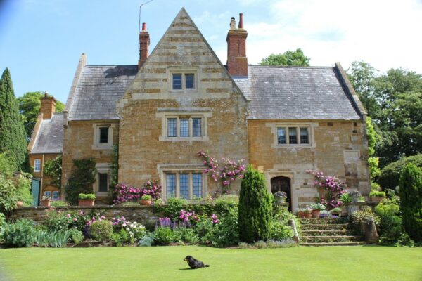 Coton Manor Garden front