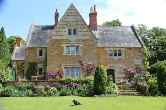 Coton Manor Garden front